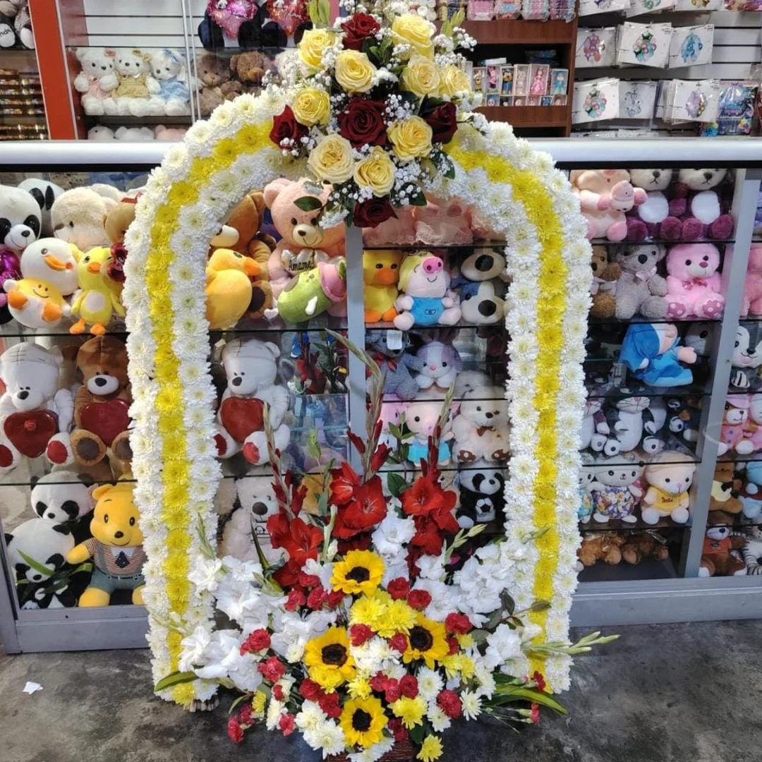 Arco, maya y cono de flores naturales